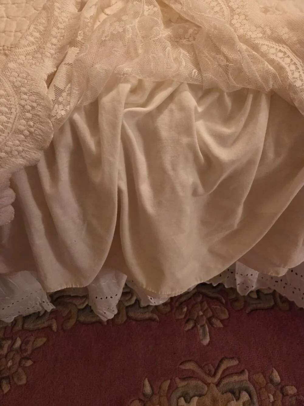 KING LACE BEDSKIRT